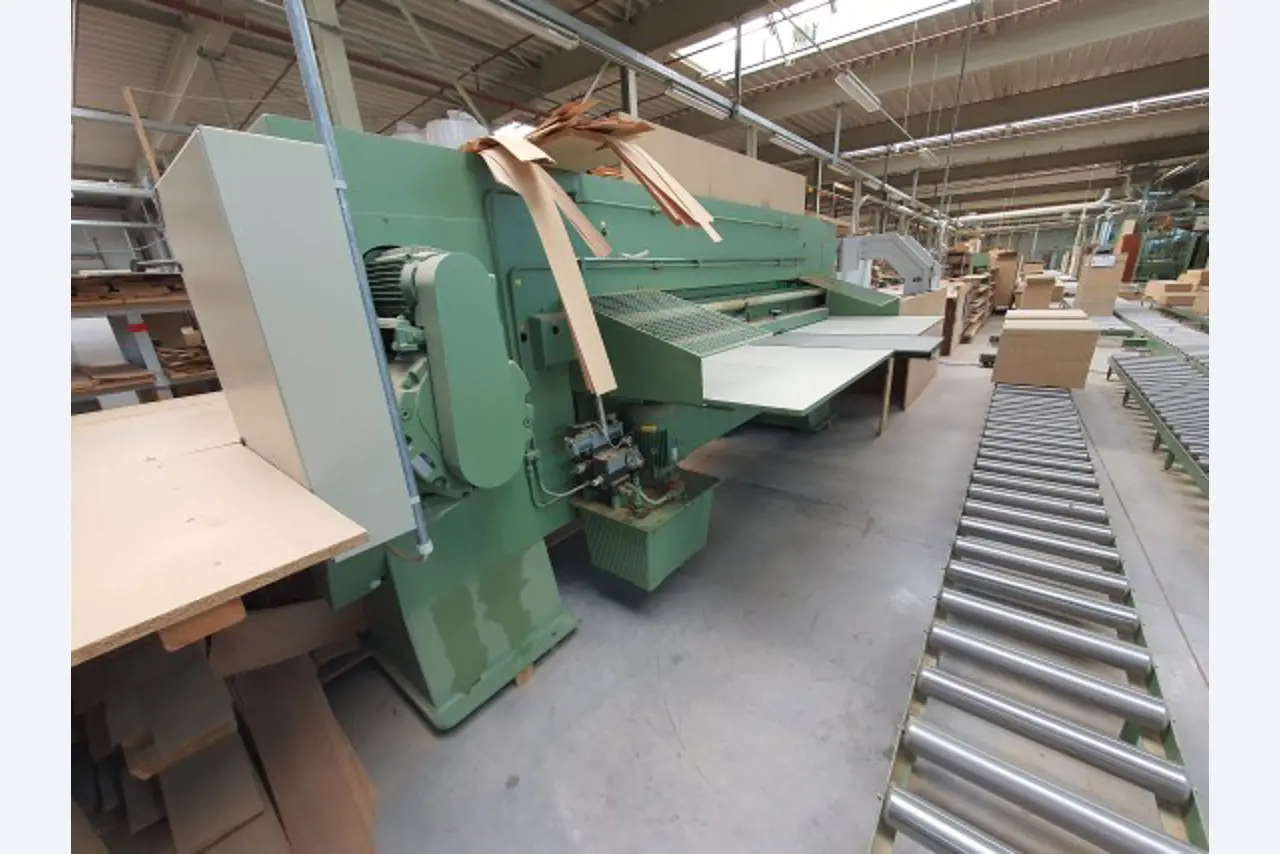 Well-maintained machines for the production of living room furniture-4