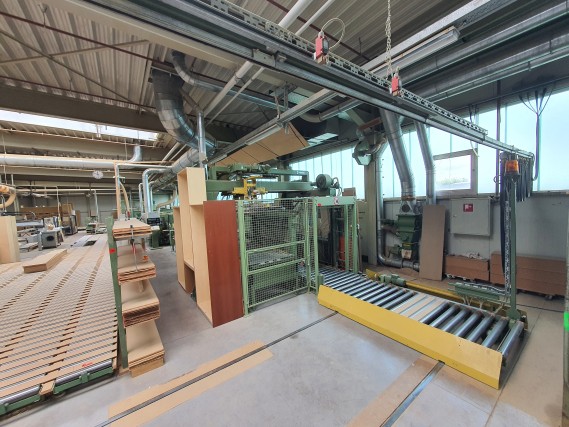 Dobře udržované stroje na výrobu obývacího nábytku-5