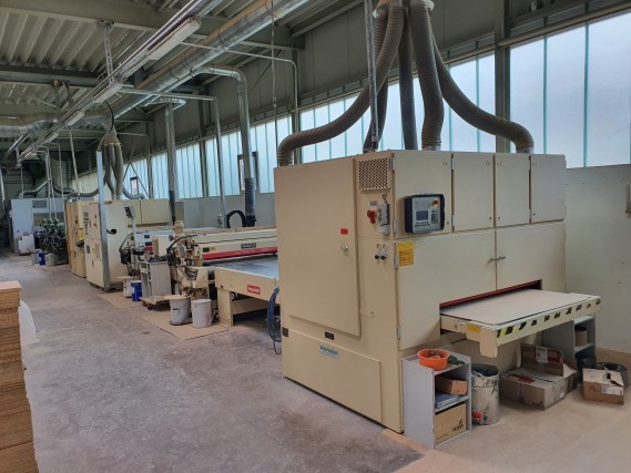 Dobře udržované stroje na výrobu obývacího nábytku-6