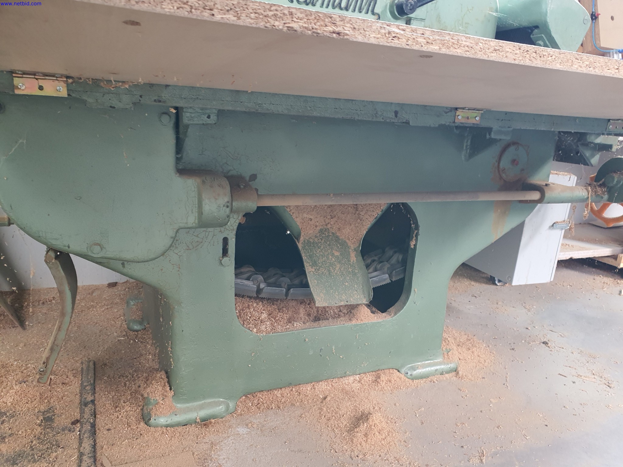 Well-maintained machines for the production of living room furniture-2