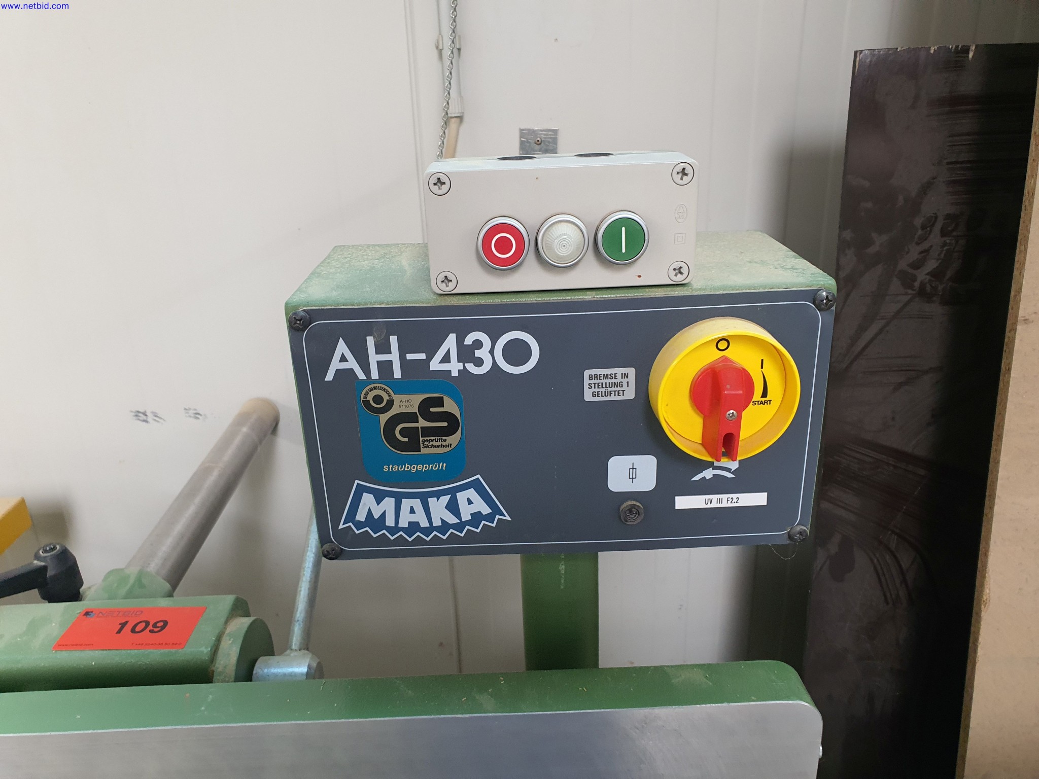 Dobře udržované stroje na výrobu obývacího nábytku-2