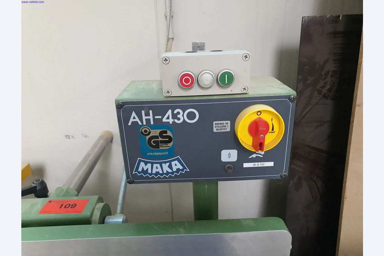 Dobře udržované stroje na výrobu obývacího nábytku-2