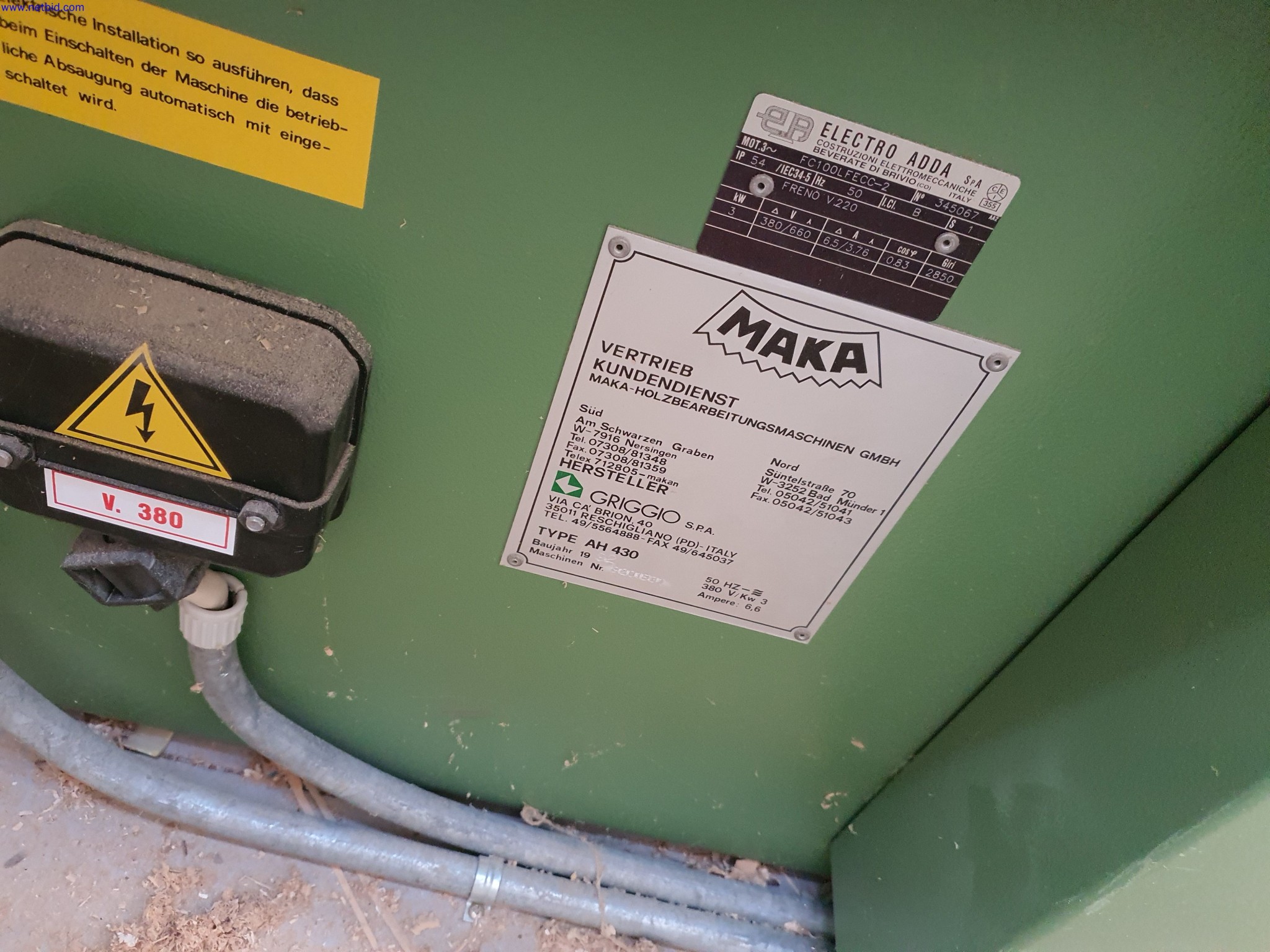 Dobře udržované stroje na výrobu obývacího nábytku-3