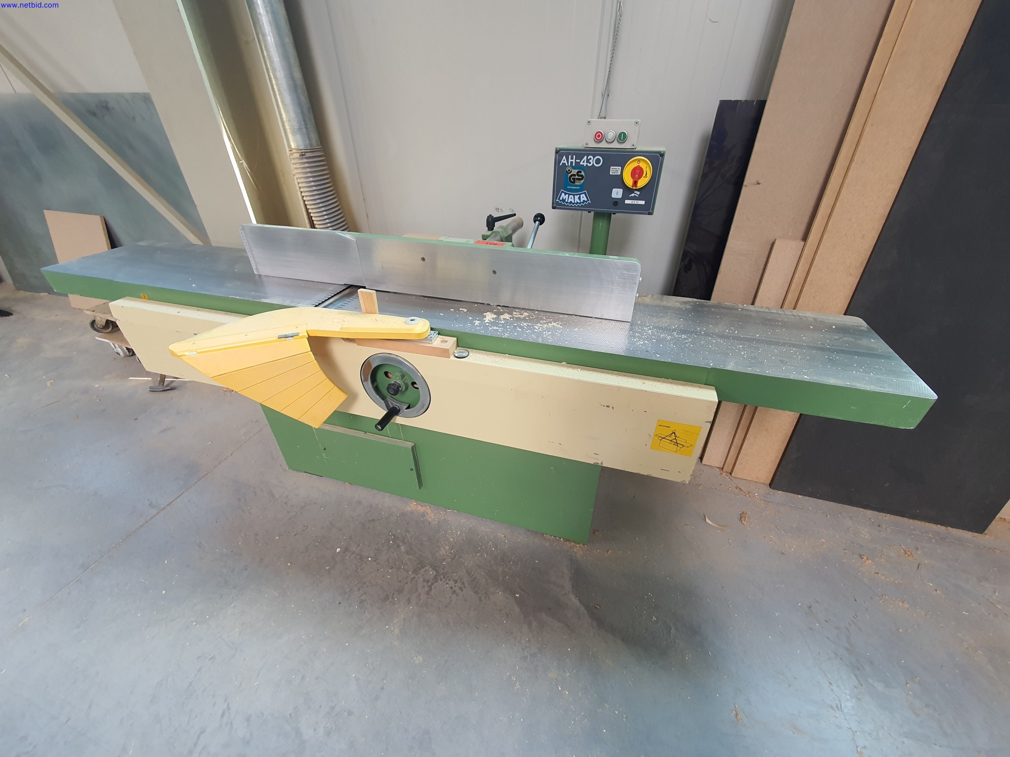 Dobře udržované stroje na výrobu obývacího nábytku-1