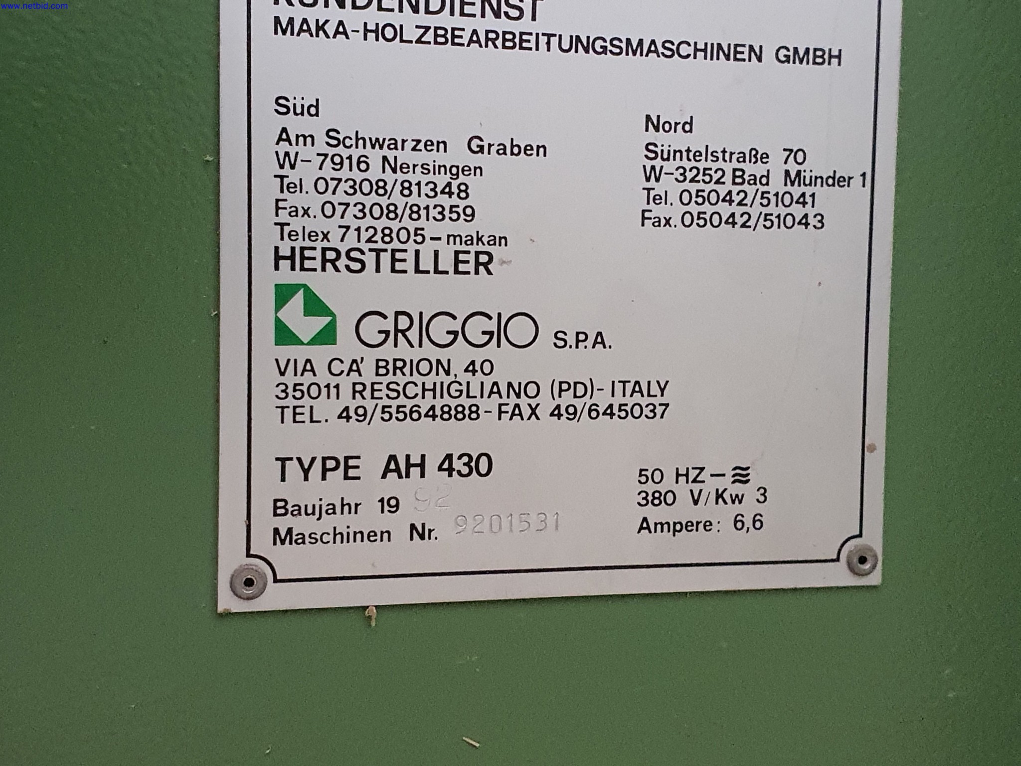 Dobře udržované stroje na výrobu obývacího nábytku-4