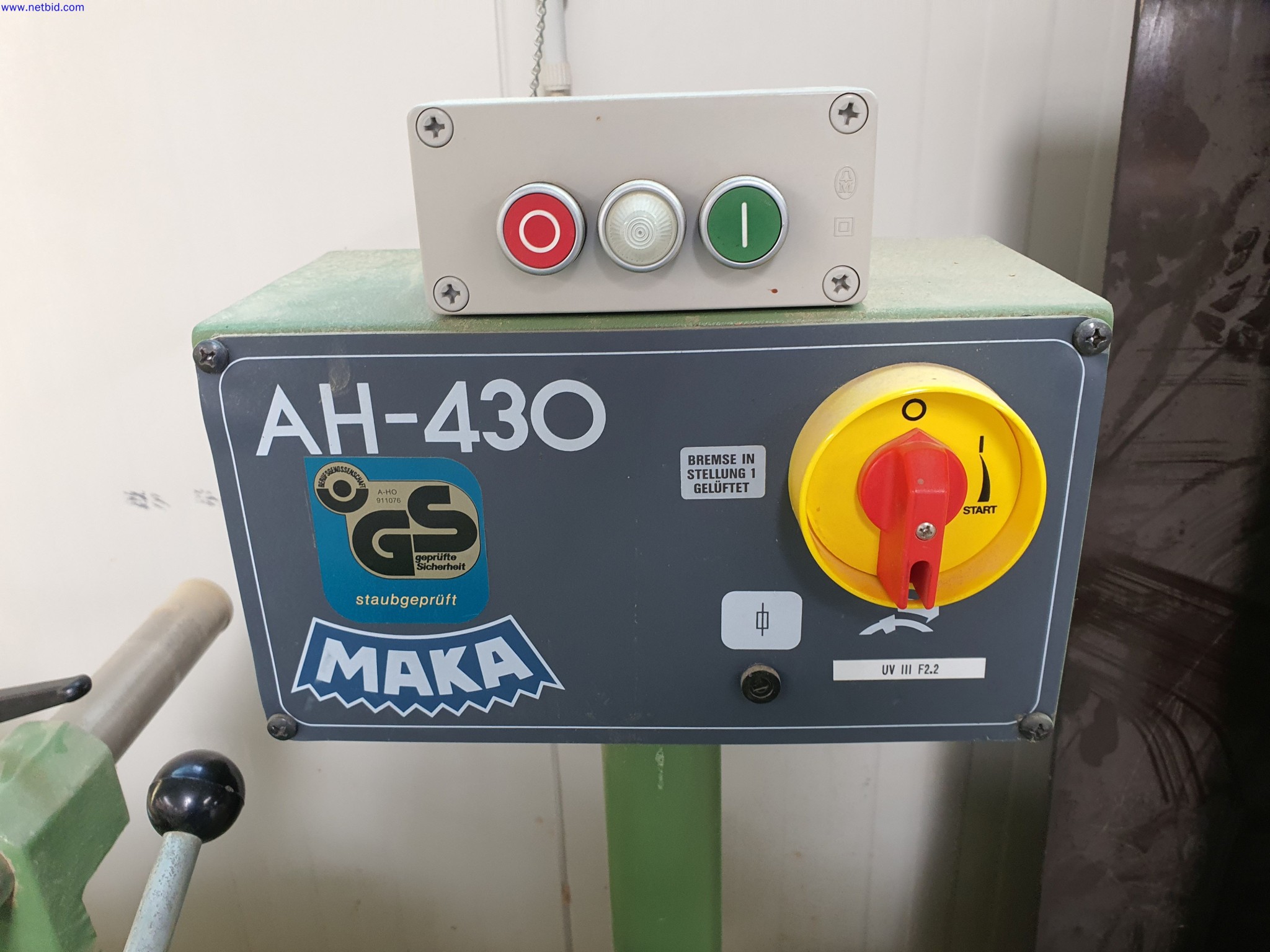 Dobře udržované stroje na výrobu obývacího nábytku-5