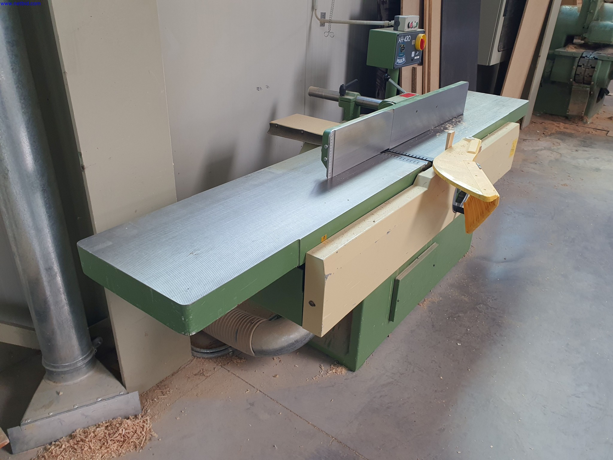 Dobře udržované stroje na výrobu obývacího nábytku-6