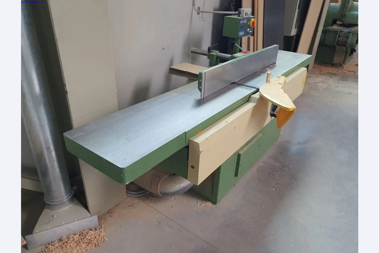 Dobře udržované stroje na výrobu obývacího nábytku-6