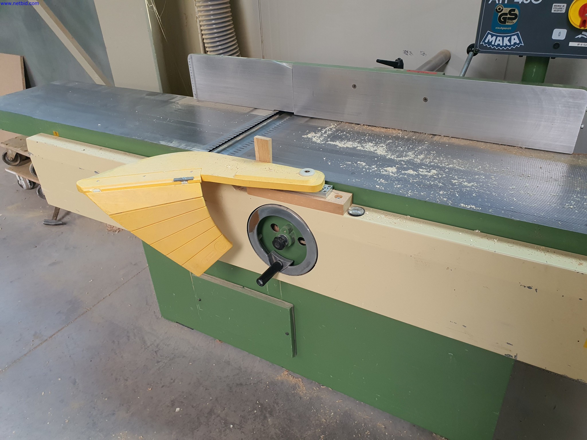 Dobře udržované stroje na výrobu obývacího nábytku-7