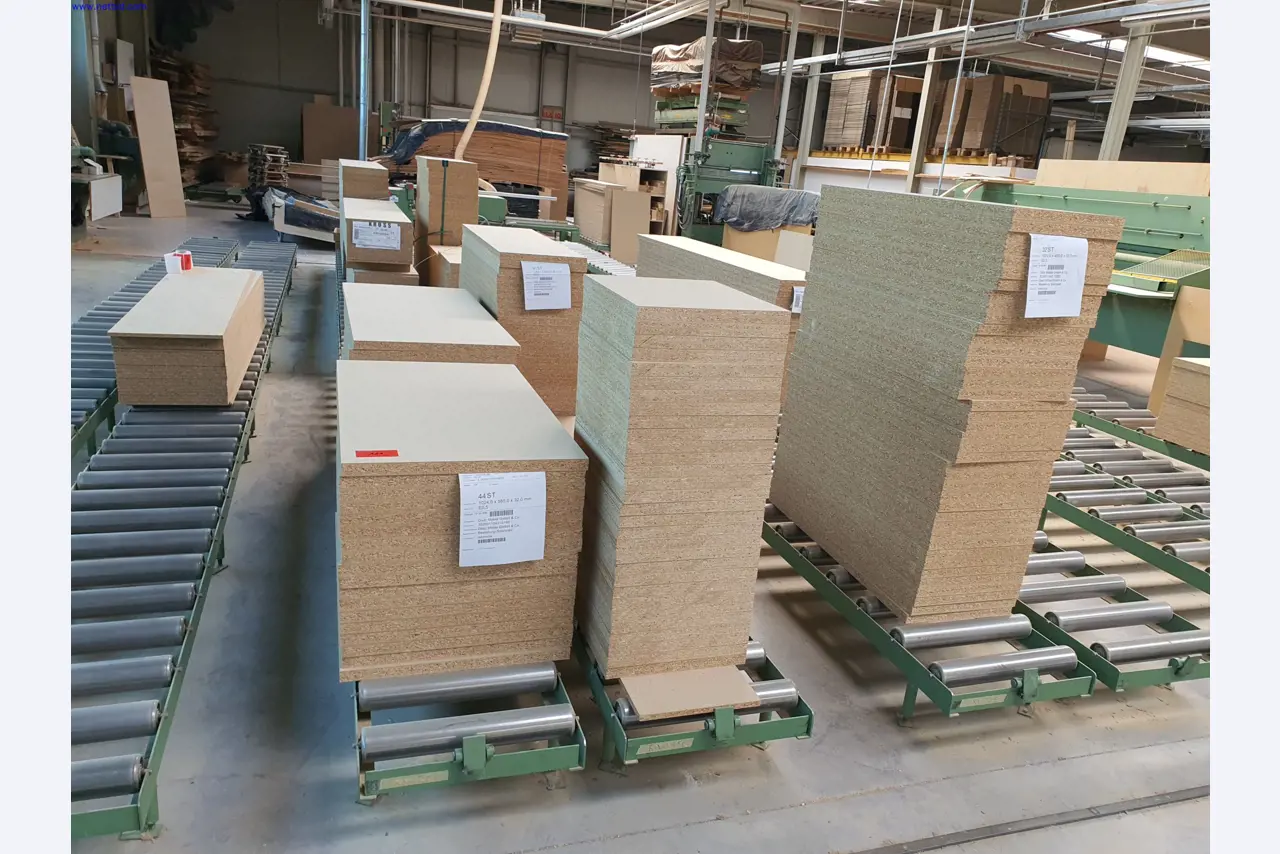 Goed onderhouden machines voor de productie van woonkamermeubels-1