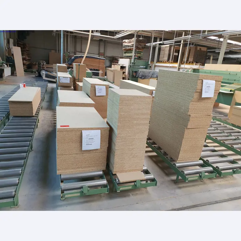 Goed onderhouden machines voor de productie van woonkamermeubels-1