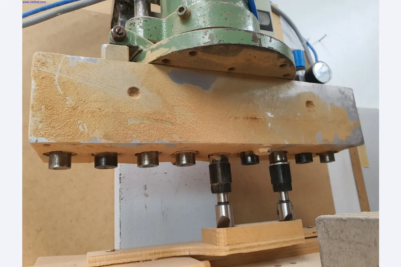 Dobrze utrzymane maszyny do produkcji mebli do salonu-1