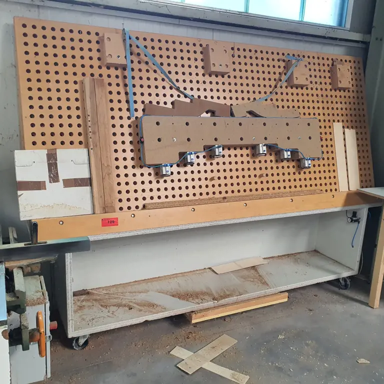 Lepený perforovaný panel