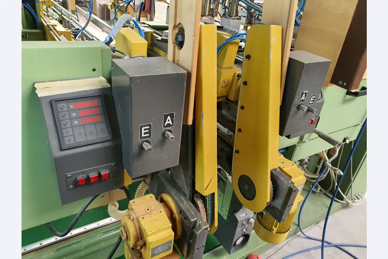 Dobrze utrzymane maszyny do produkcji mebli do salonu-35