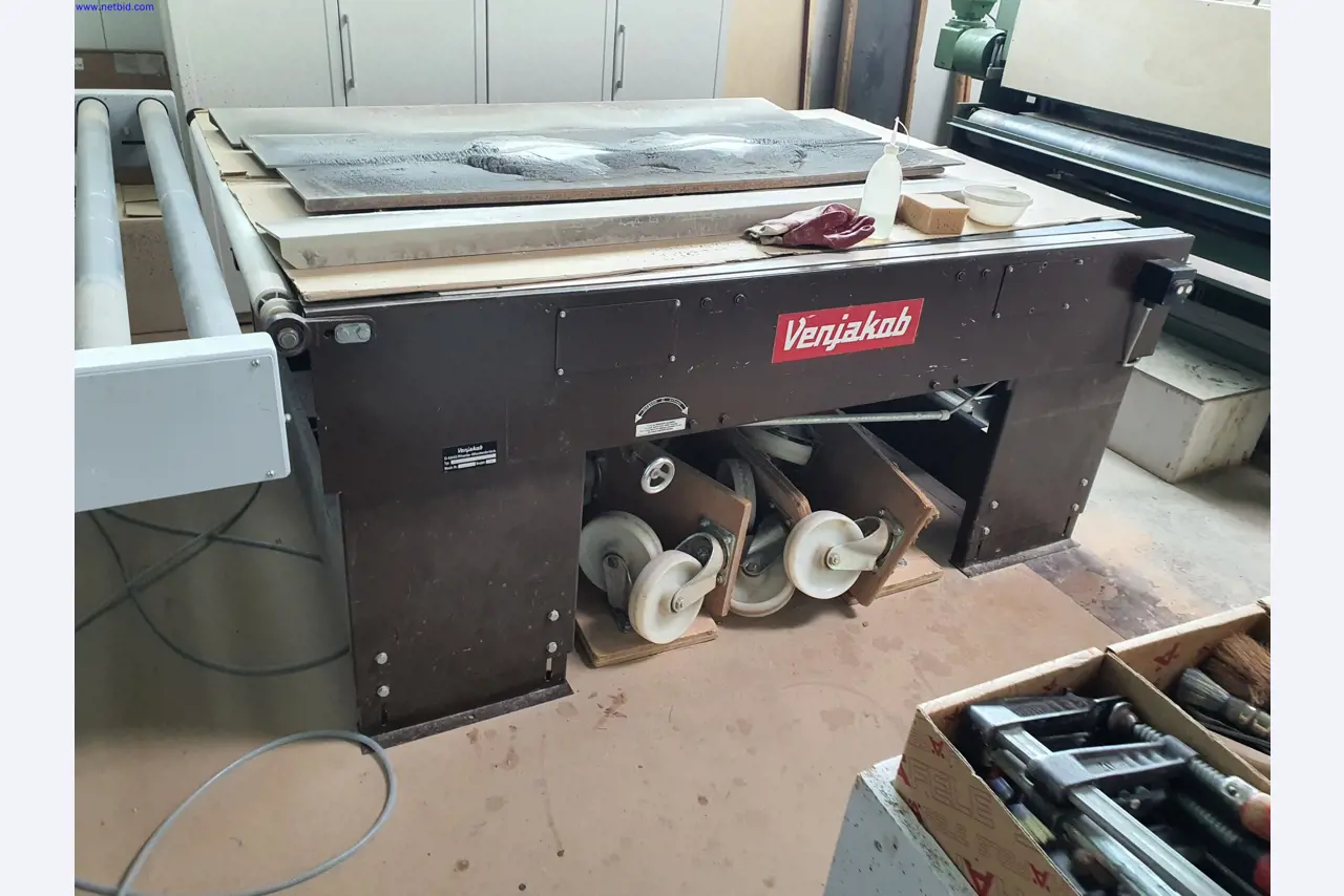 Dobrze utrzymane maszyny do produkcji mebli do salonu-36