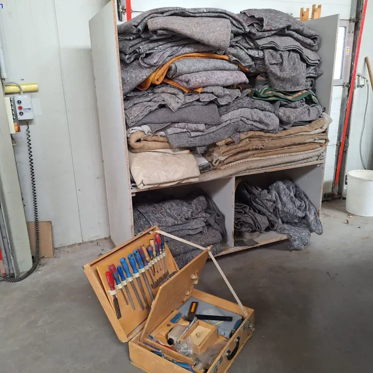 Chariot avec couvertures de meubles et boîte à outils
