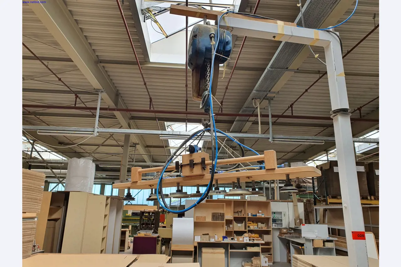 Dobře udržované stroje na výrobu obývacího nábytku-1