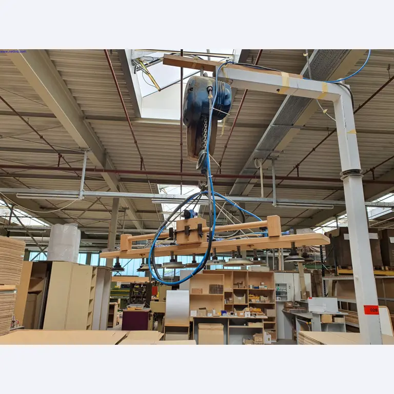 Dobře udržované stroje na výrobu obývacího nábytku-1