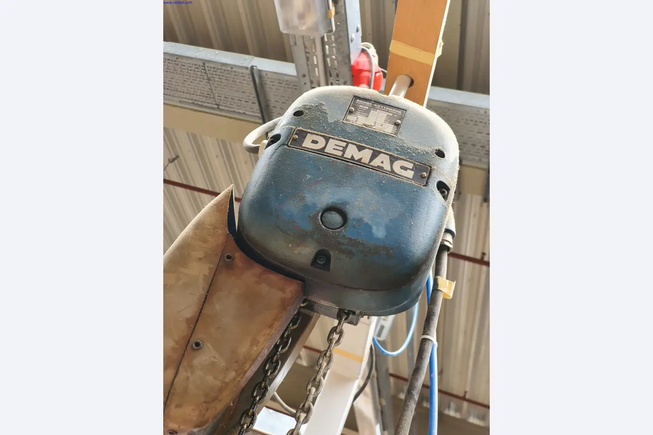 Dobře udržované stroje na výrobu obývacího nábytku-2