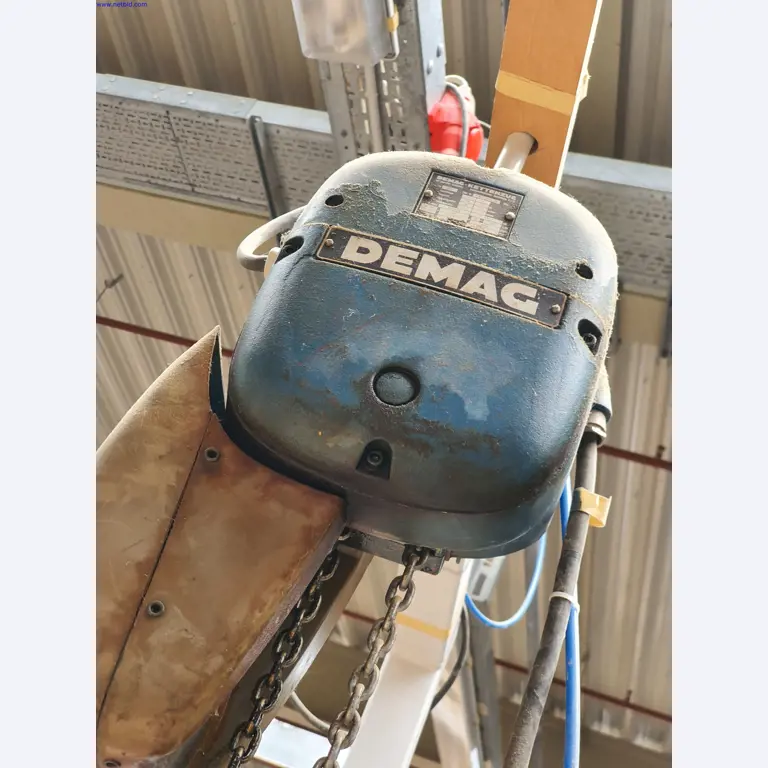 Dobře udržované stroje na výrobu obývacího nábytku-2