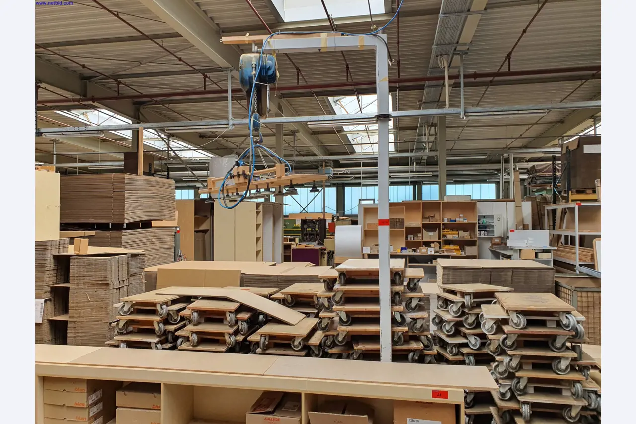 Dobře udržované stroje na výrobu obývacího nábytku-3