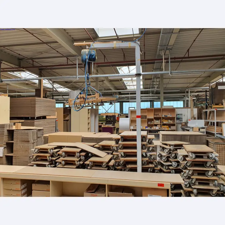 Dobře udržované stroje na výrobu obývacího nábytku-3