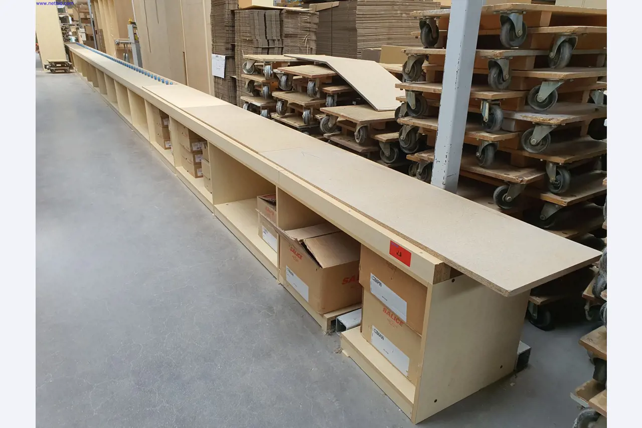 Dobře udržované stroje na výrobu obývacího nábytku-4