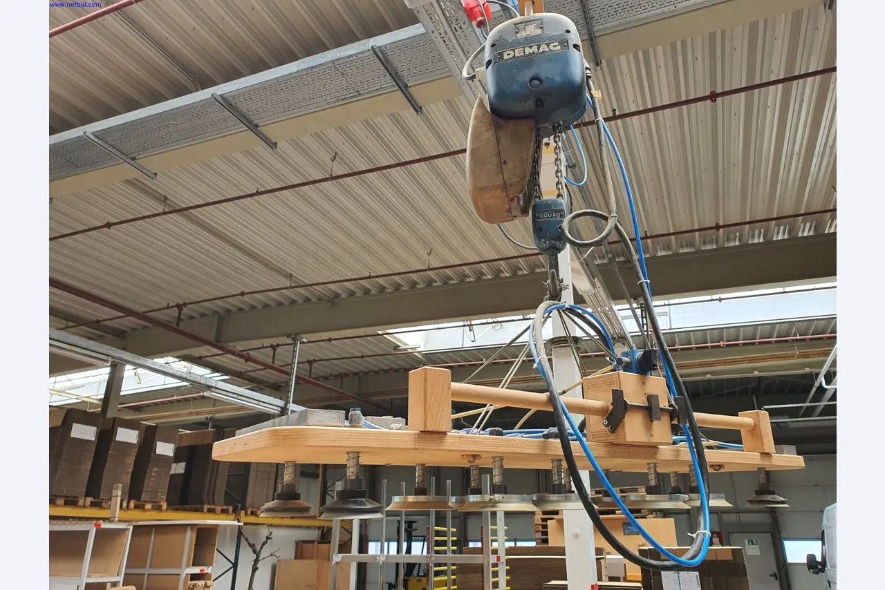 Dobře udržované stroje na výrobu obývacího nábytku-5