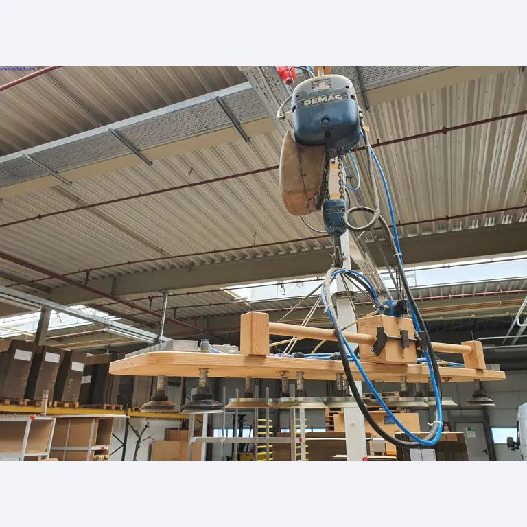 Dobře udržované stroje na výrobu obývacího nábytku-5