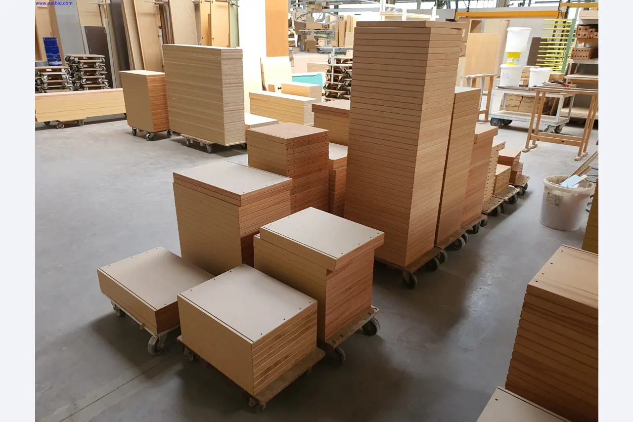 Gepflegte Maschinen zur Herstellung von Wohnraummöbeln-1