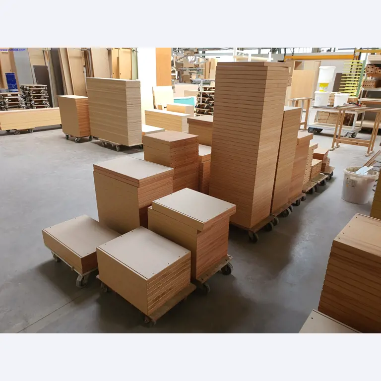 Gepflegte Maschinen zur Herstellung von Wohnraummöbeln-1