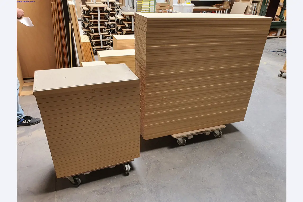 Gepflegte Maschinen zur Herstellung von Wohnraummöbeln-3