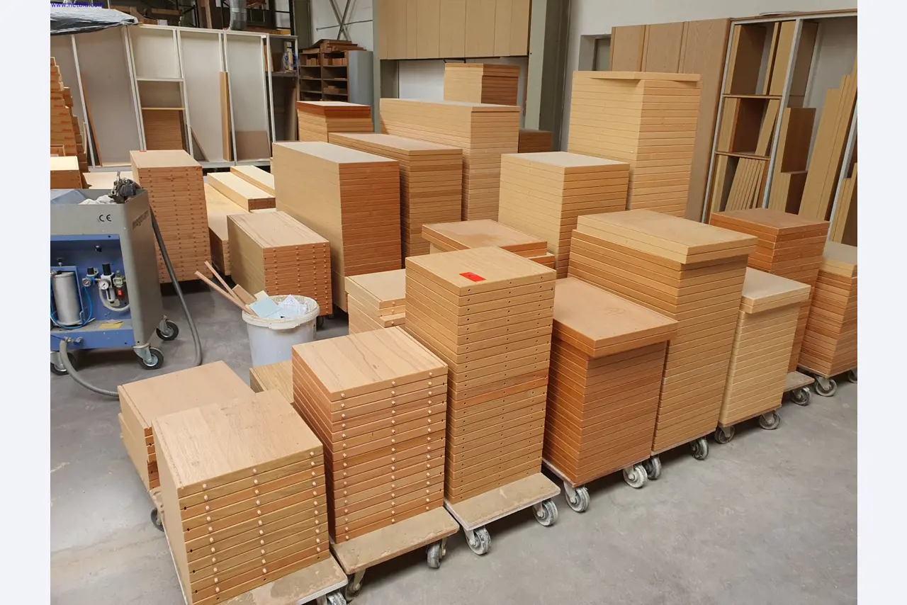 Gepflegte Maschinen zur Herstellung von Wohnraummöbeln-4