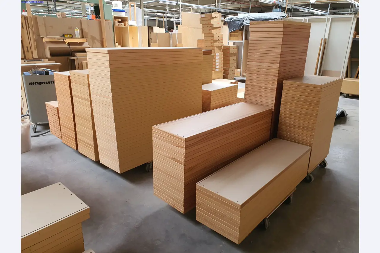 Gepflegte Maschinen zur Herstellung von Wohnraummöbeln-6