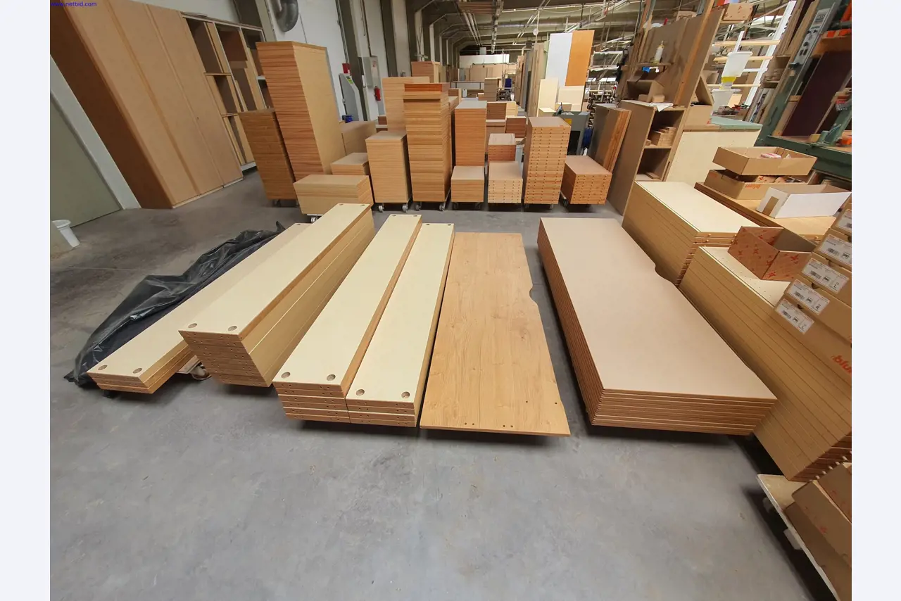 Gepflegte Maschinen zur Herstellung von Wohnraummöbeln-7