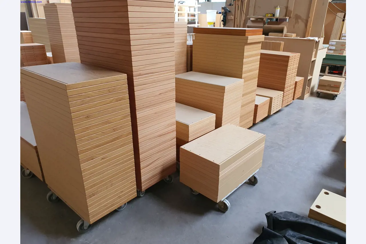 Gepflegte Maschinen zur Herstellung von Wohnraummöbeln-8