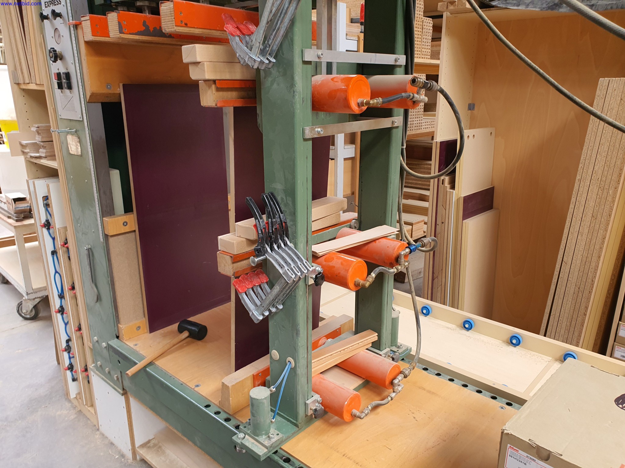 Dobrze utrzymane maszyny do produkcji mebli do salonu-13