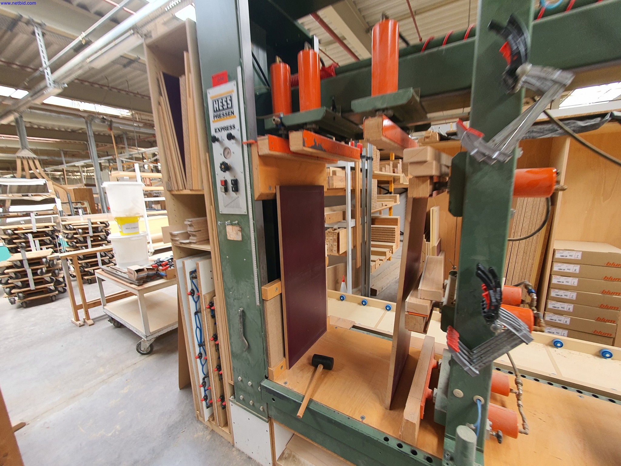 Dobrze utrzymane maszyny do produkcji mebli do salonu-15