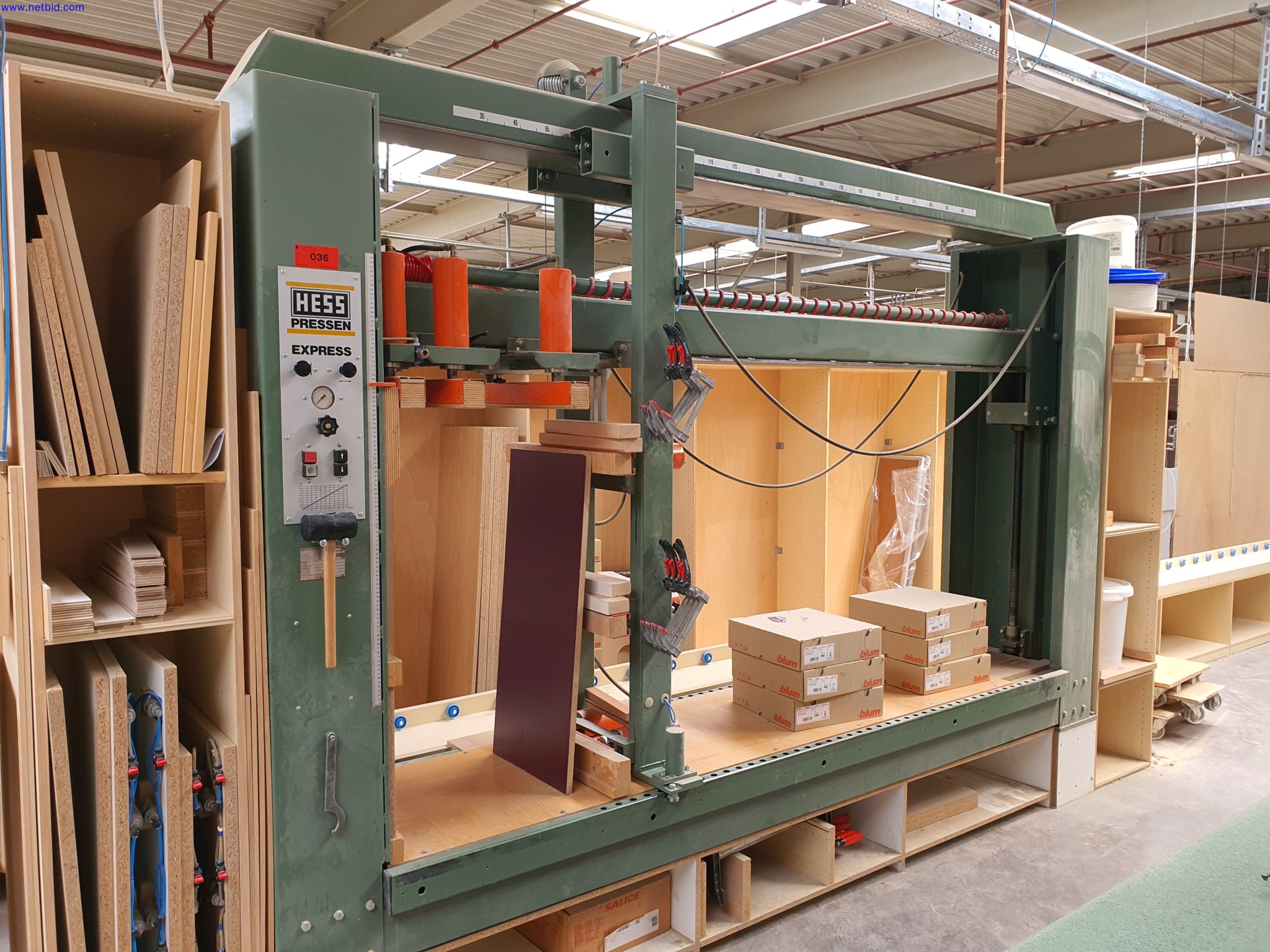 Dobrze utrzymane maszyny do produkcji mebli do salonu-1