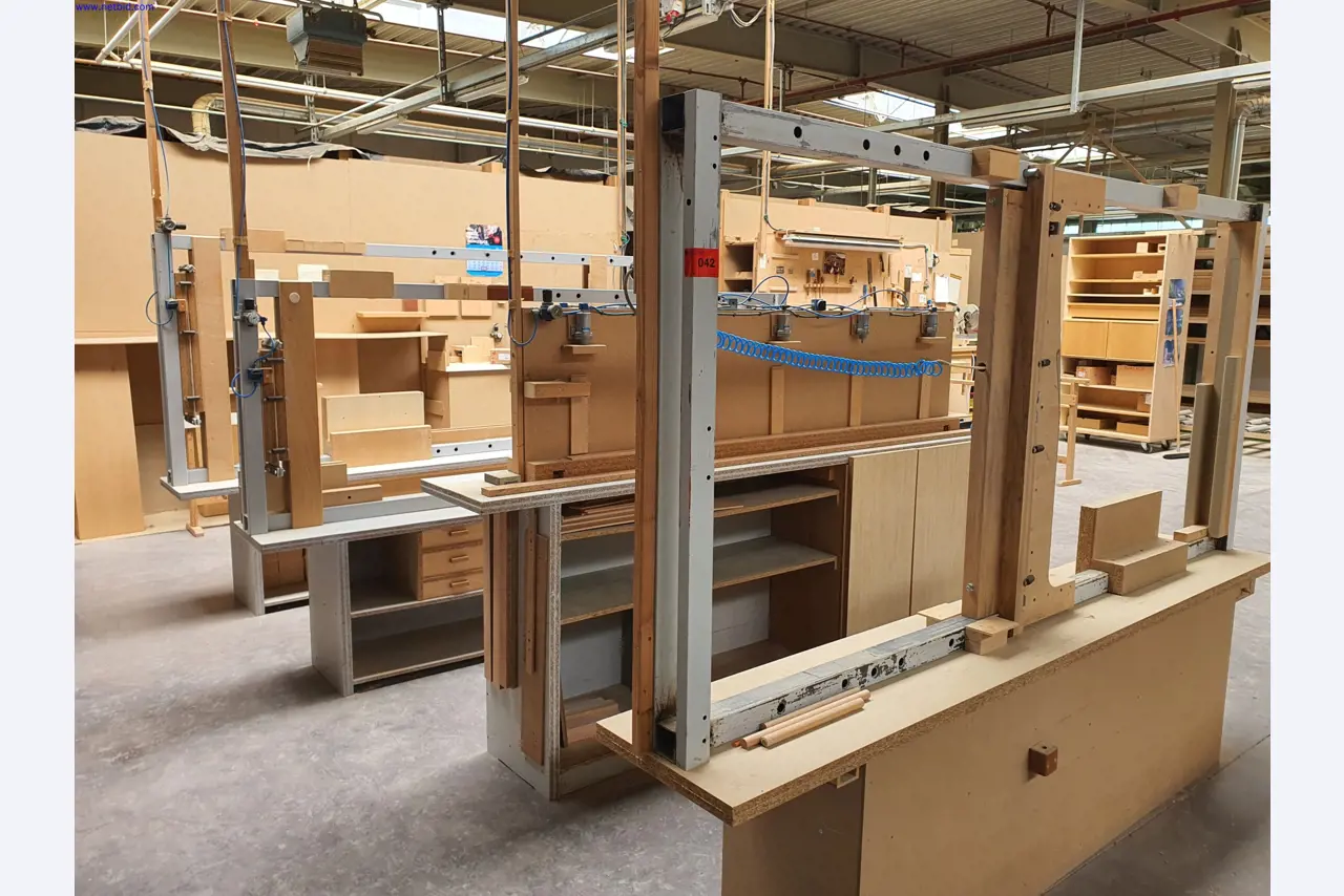 Goed onderhouden machines voor de productie van woonkamermeubels-1