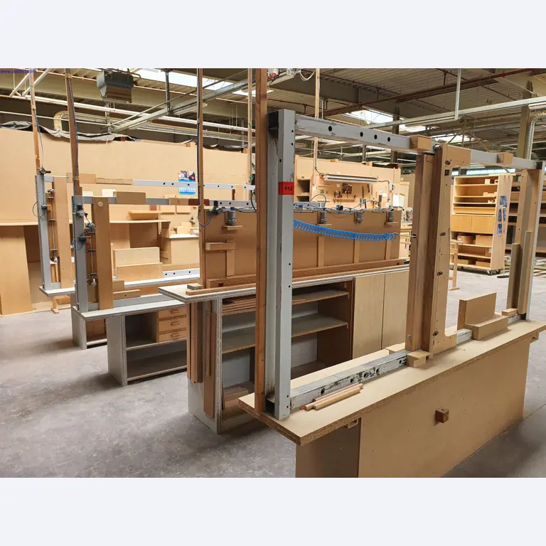 Goed onderhouden machines voor de productie van woonkamermeubels-1