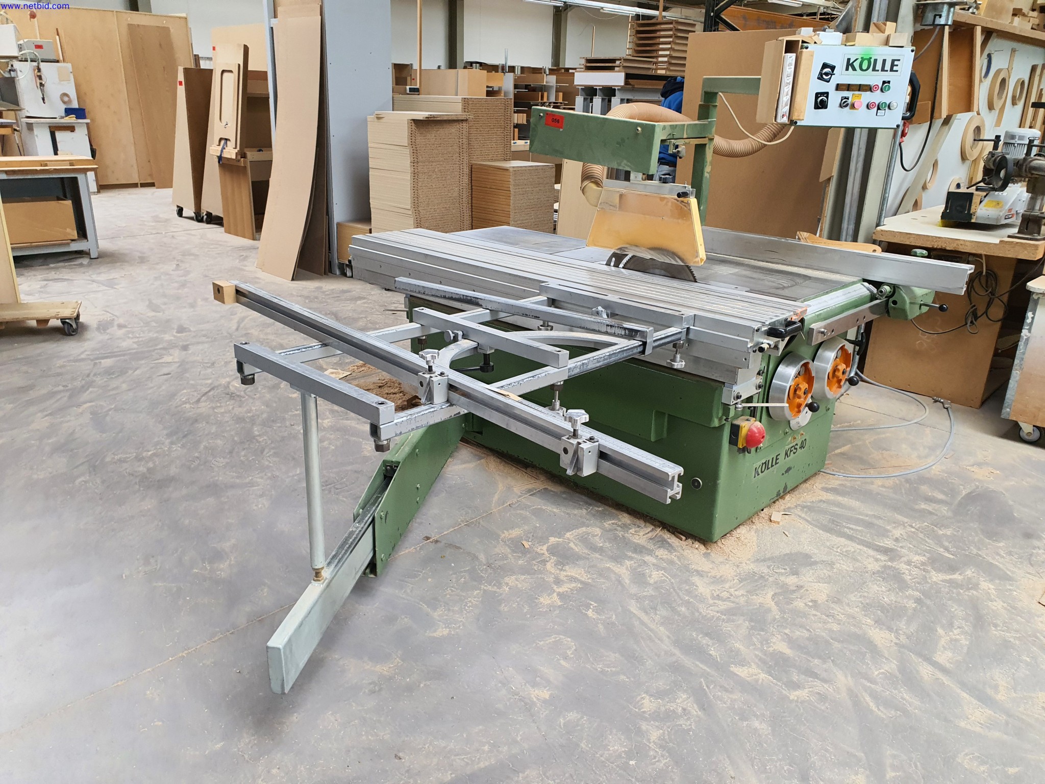 Dobrze utrzymane maszyny do produkcji mebli do salonu-1