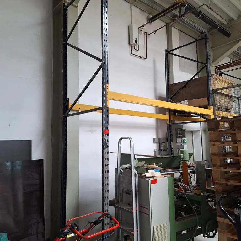 Heavy-duty pallet racking