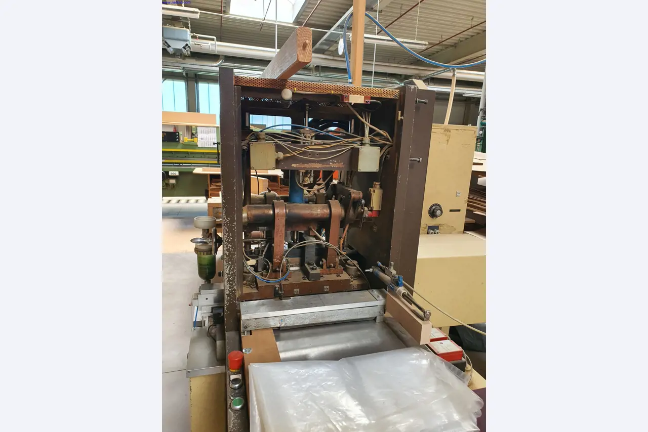 Goed onderhouden machines voor de productie van woonkamermeubels-1