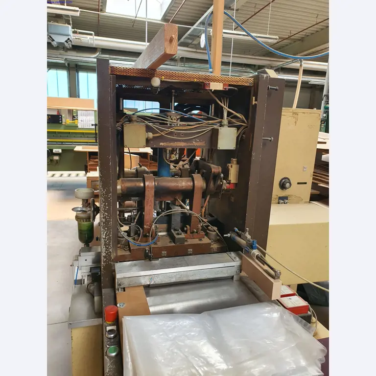 Goed onderhouden machines voor de productie van woonkamermeubels-1