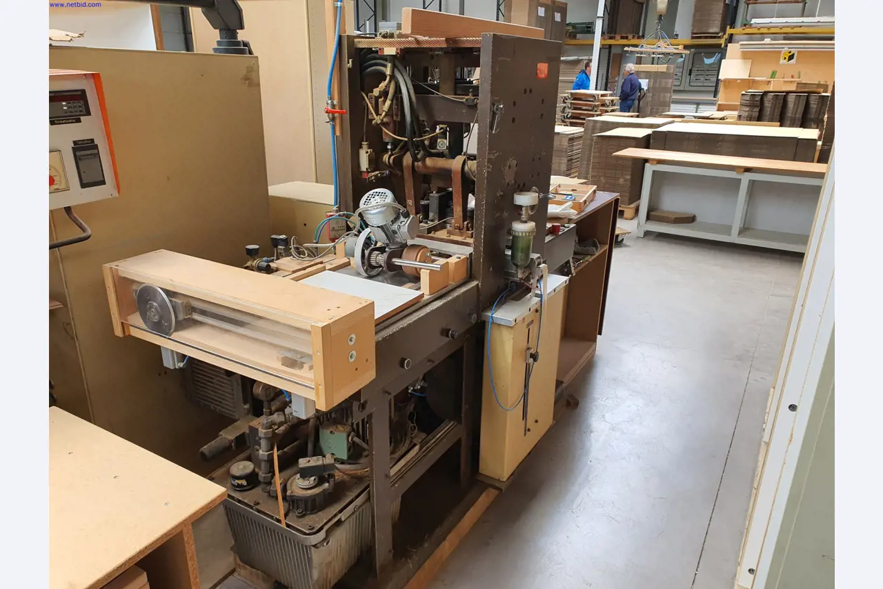 Goed onderhouden machines voor de productie van woonkamermeubels-8