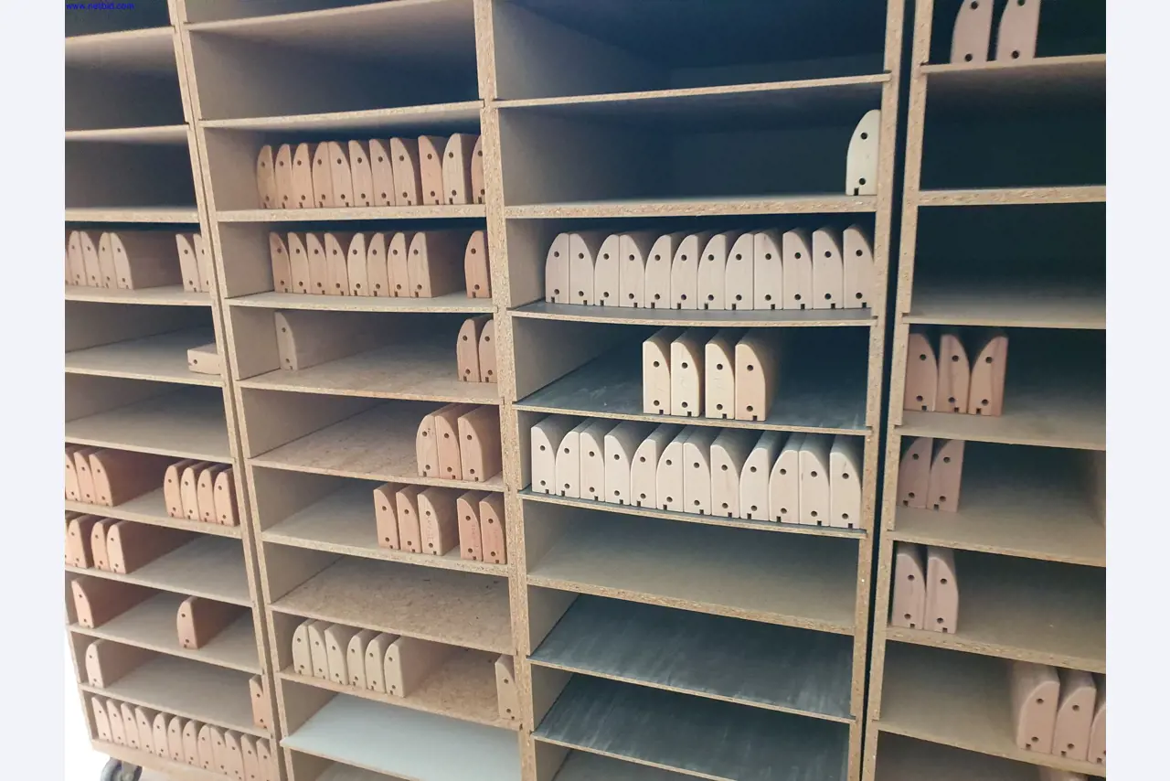 Dobrze utrzymane maszyny do produkcji mebli do salonu-1