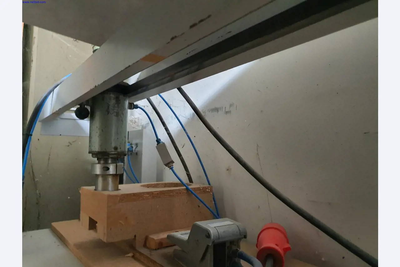 Goed onderhouden machines voor de productie van woonkamermeubels-1