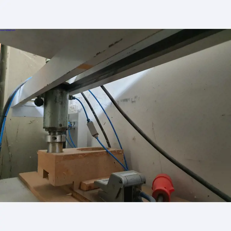 Goed onderhouden machines voor de productie van woonkamermeubels-1