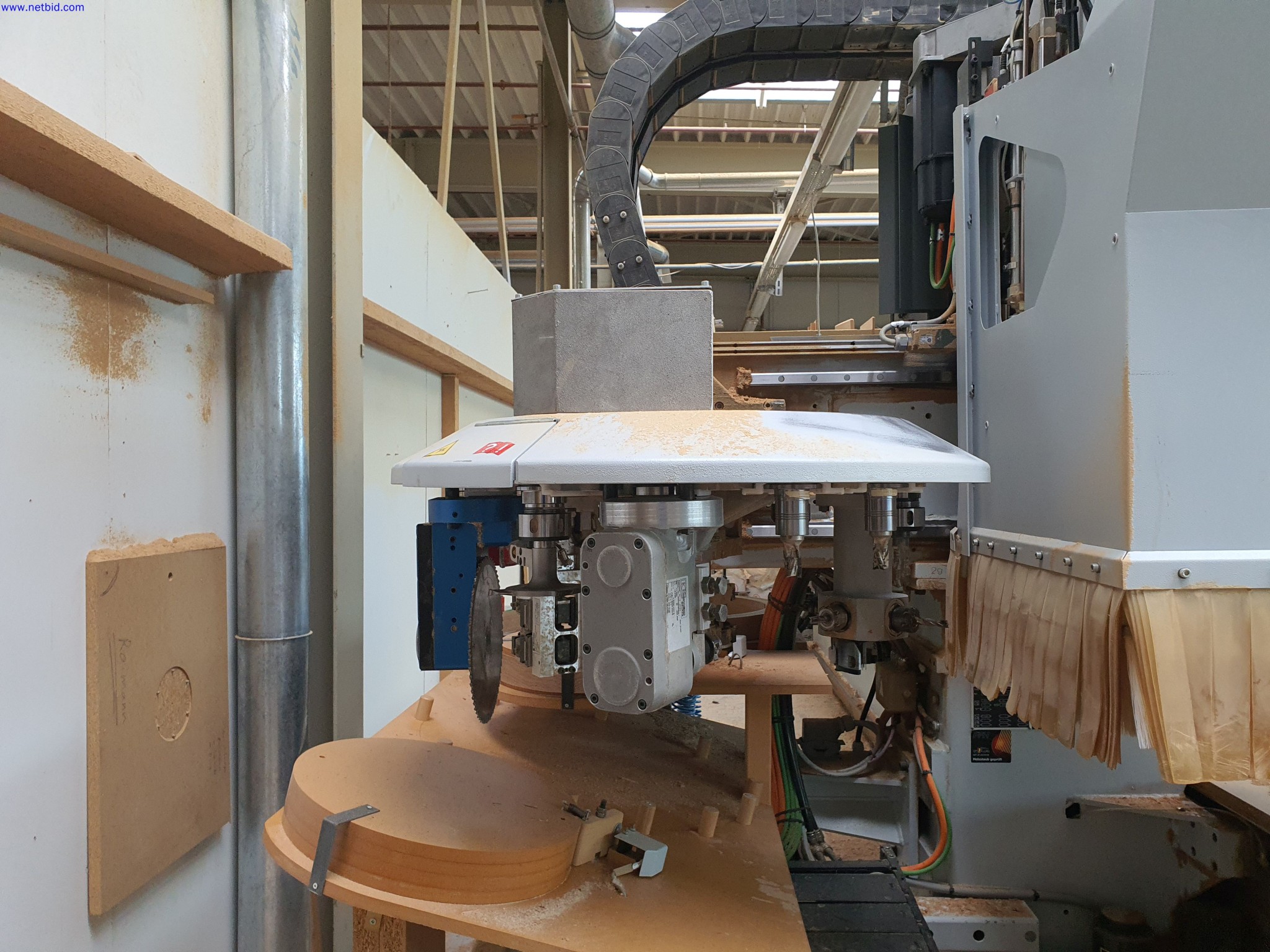 Dobrze utrzymane maszyny do produkcji mebli do salonu-11